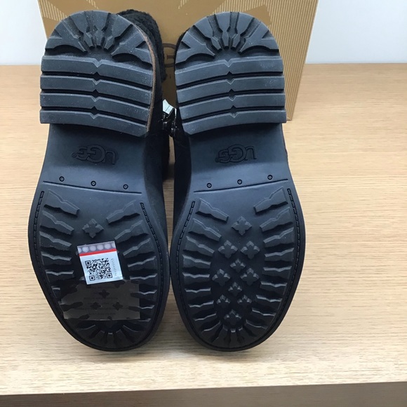 Brand new Authentic UGG Australia Blayre II leather - Picture 6 of 14